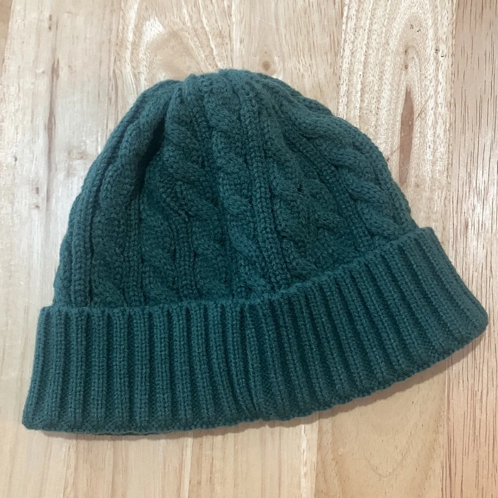 Oregon Home green cable knit beanie. Read description
